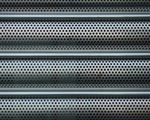Puertas enrollables microperforadas se instalan en Perú