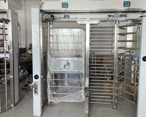 ¿Qué es el molinete de altura completa con puerta para los discapacidades?