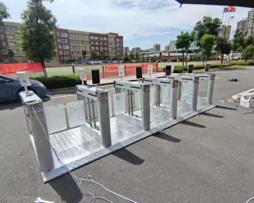 Torniquetes ópticos peatonales se instalan sobre placas de hierro/acero